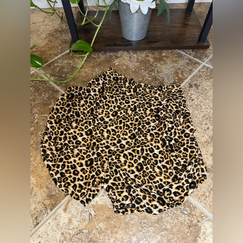 Semi-High Waist Leopard Print Women's Shorts